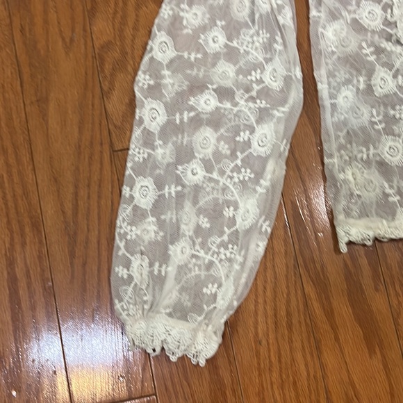 Forever 21 Contemporary Cream Lace & Crochet Long Sleeved Top/ Medium - Picture 3 of 8